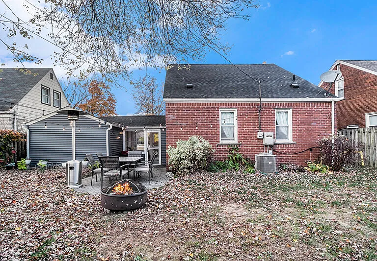 1218 E 4th St — Photo 16