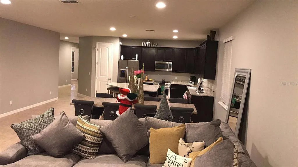 3 bed, 2.0 bath, 2144 sqft, $2,600 — Photo 4