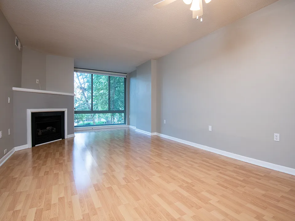 851 N Glebe Rd #203