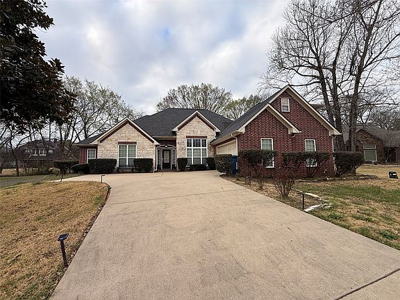 3rd image of 910 Holly Hill Ln