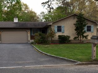 26 Kathy Ln, Bohemia, NY 11716
