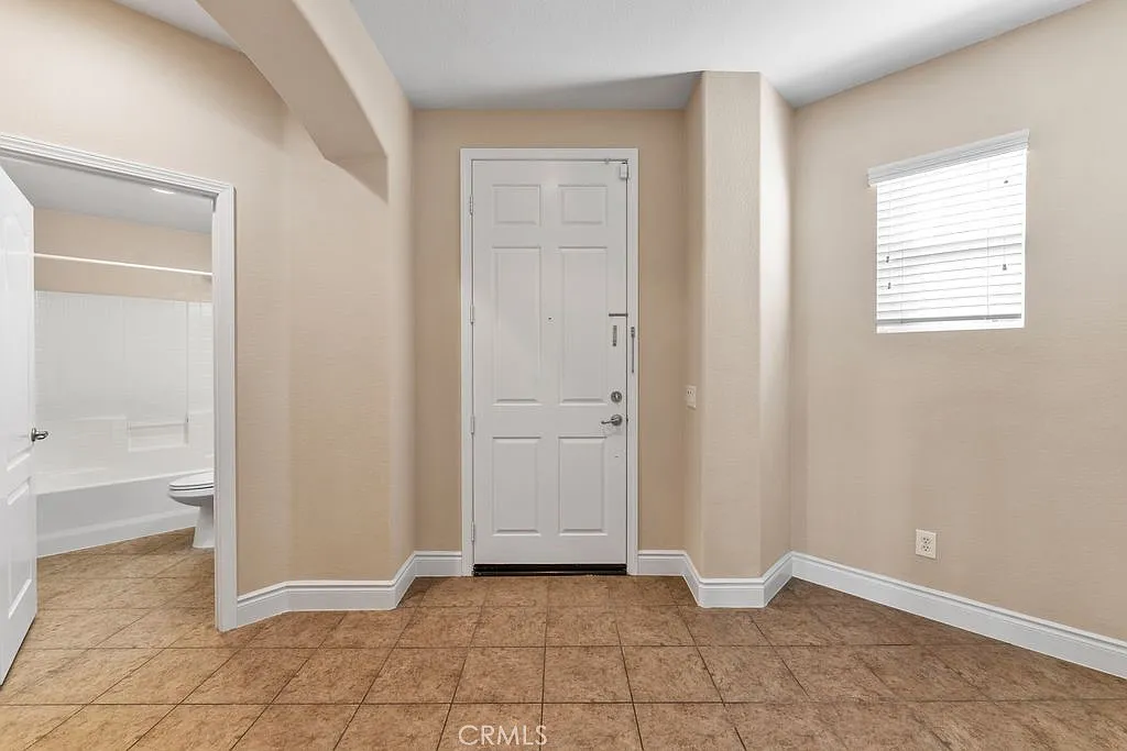 4 bed, 2582 sqft, $4,000 — Photo 3
