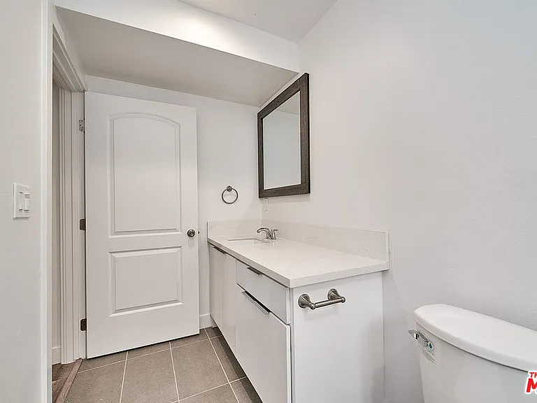 601 W 41st Pl — Photo 23