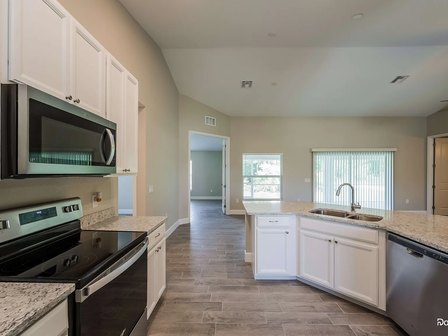 3 bed, 2.0 bath, 1830 sqft, $2,100 — Photo 2
