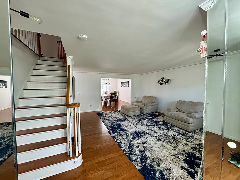 212 Parkside Dr — Photo 2