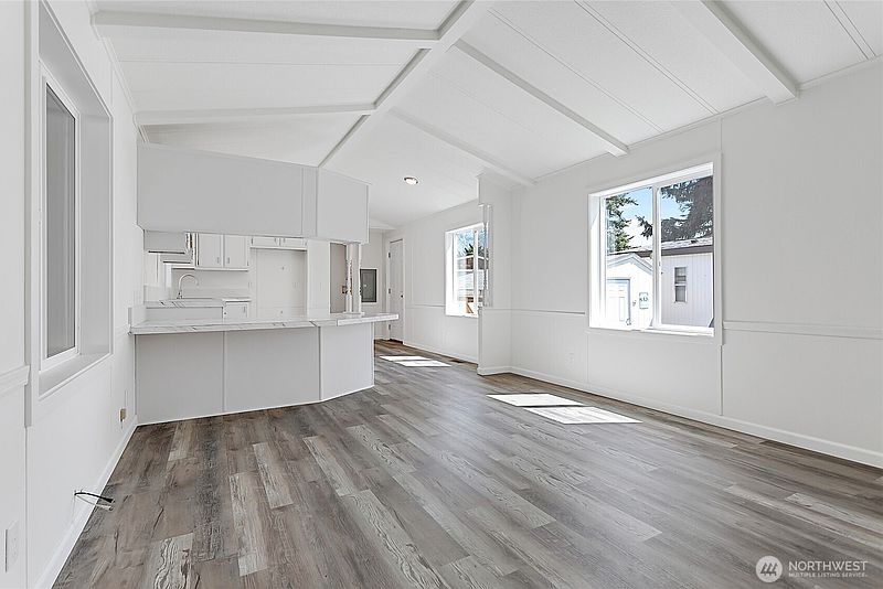 4th image of 921 Autumn Lane #243