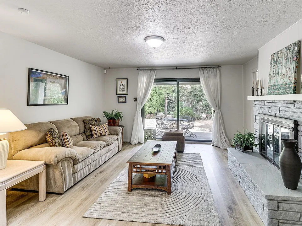 3907 Solano Pl NE #ID1586968P