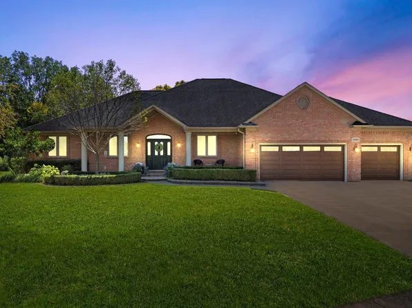 23380 Hidden Creek Dr, Macomb, MI 48042