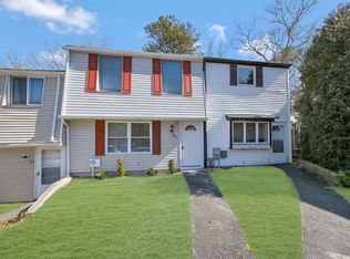 89 Hill Ct, Calverton, NY