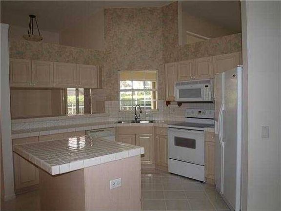 4th image of 740 Lake Blvd
