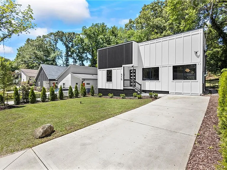 646 Robert St NW — Photo 2