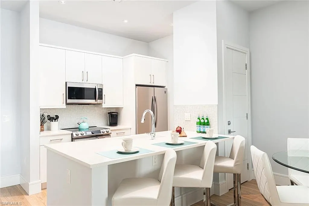 1 bed, 1.0 bath, 691 sqft, $11,025 — Photo 3