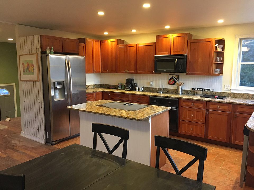 Large Kitchen with stove, oven, refrigerator, dishwasher