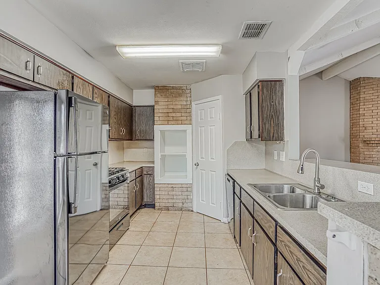6610 Rowell Ct — Photo 8