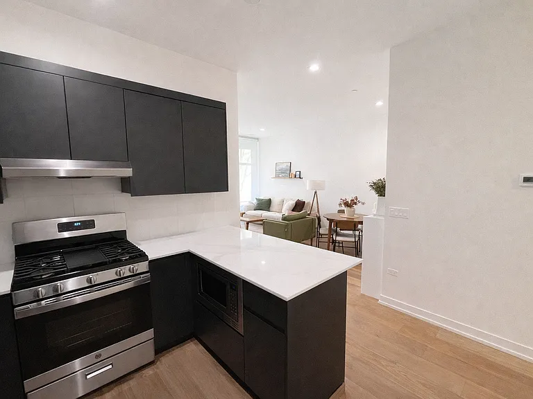 4513 N Clark St #404 — Photo 6