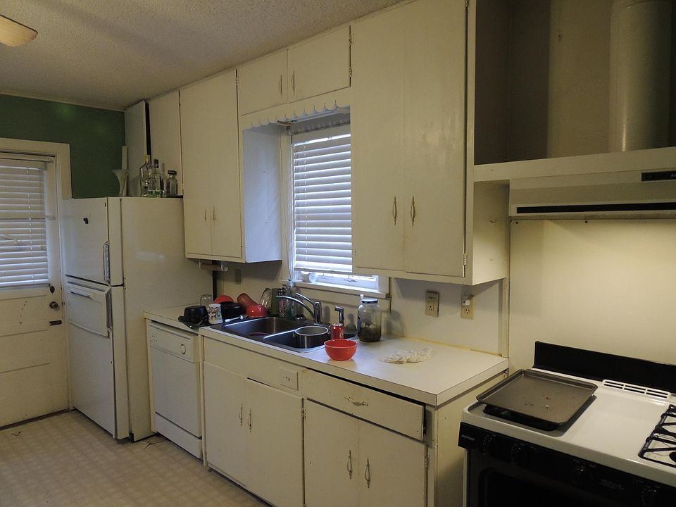 1st image of 813 E 8th St