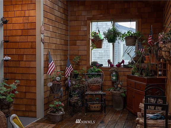 Spacious entry way, dry and private.