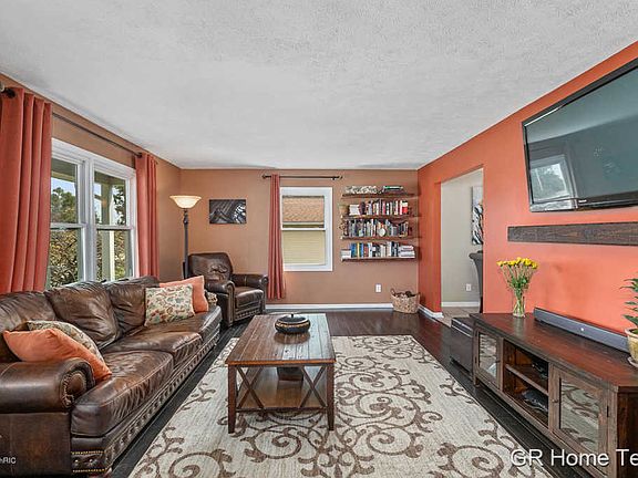 3rd image of 2819 Vista View Dr NW