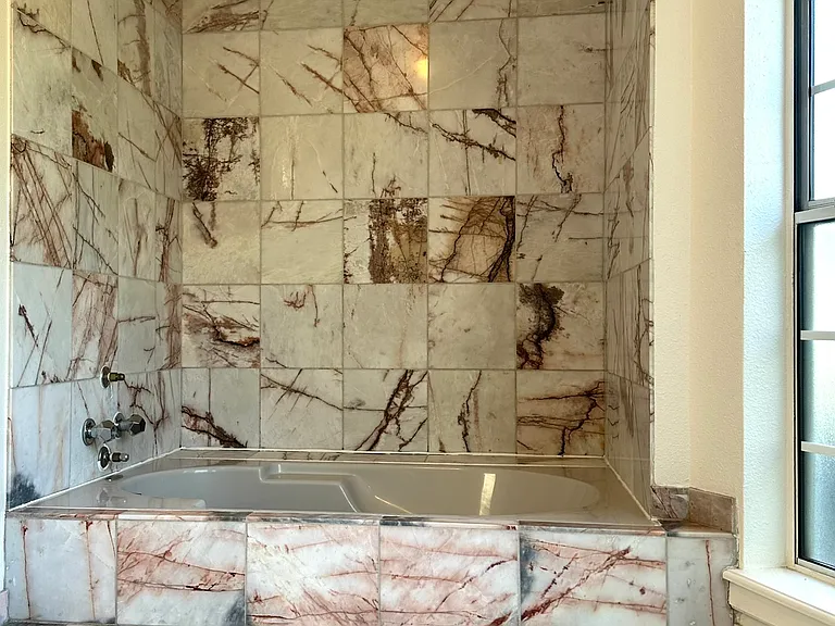Tub in the primary bedroom's en suite bathroom
