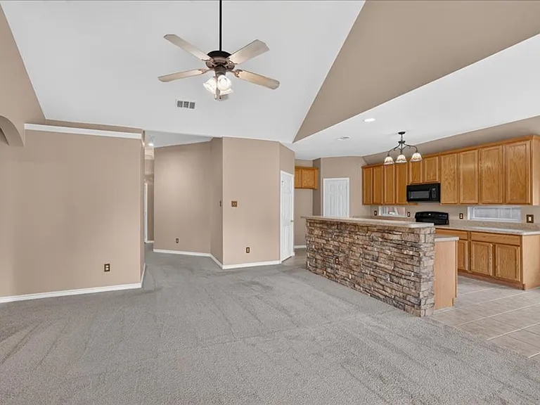 5912 Meadowglen Dr — Photo 4