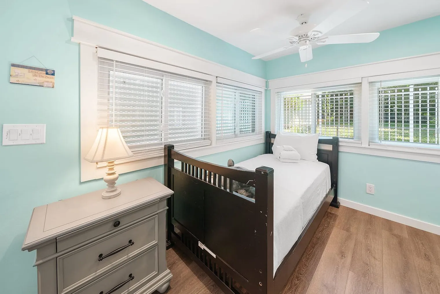 2 bed, 2.0 bath, 990 sqft, $4,190 — Photo 3