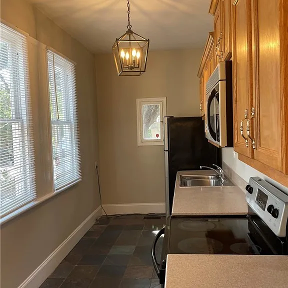 228 E Henry St #A — Photo 2