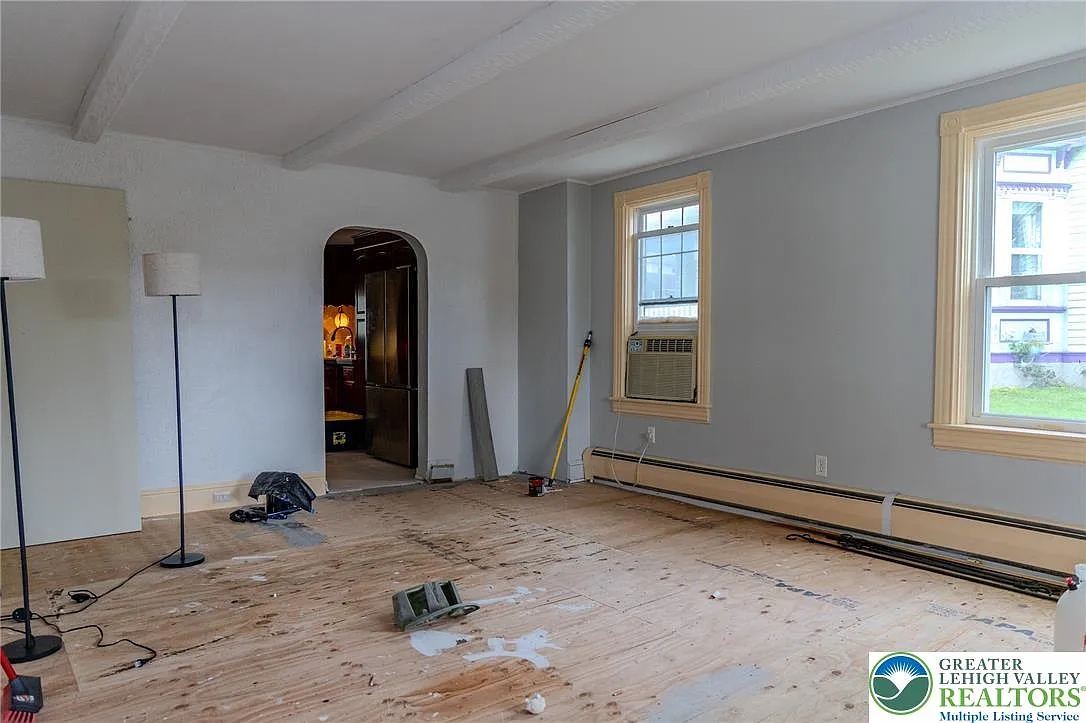 3 bed, 1.5 bath, 1494 sqft, $1,900 — Photo 2