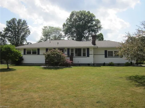 3895 Chaucer Ln, Youngstown, OH 44511