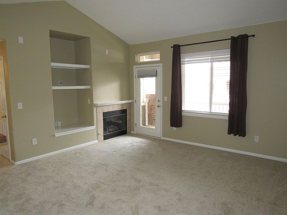 Open LR with vaulted celings, FP and built-ins