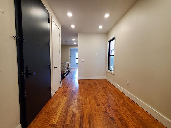 5th image of 152 Boyd Ave Floor 1