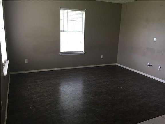 5th image of 305 Briar Creek Dr