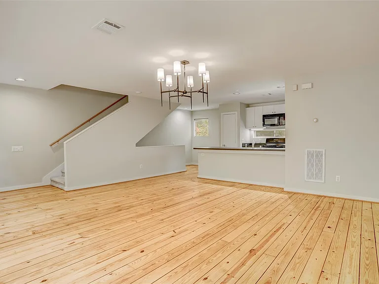 910 Ruthven St — Photo 5