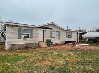 112 Seminole St, Tye, TX 79563