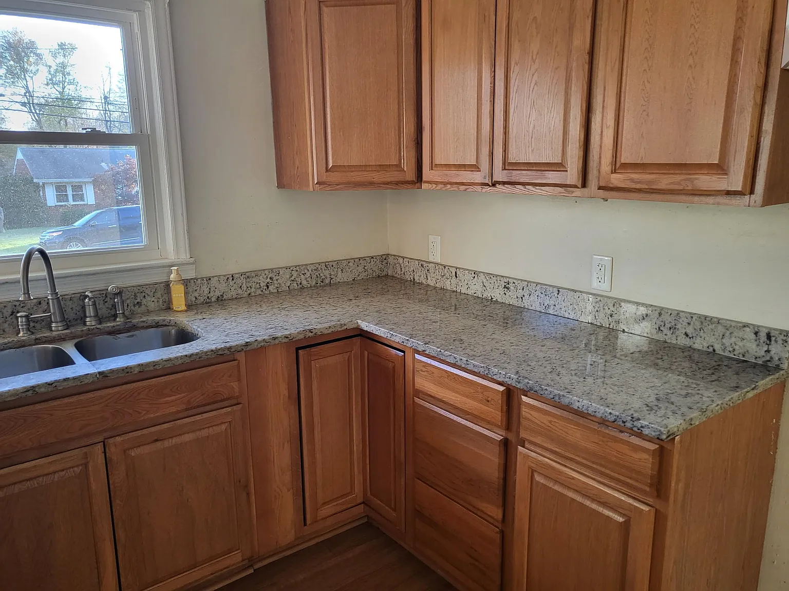 3 bed, 1250 sqft, $2,100 — Photo 3