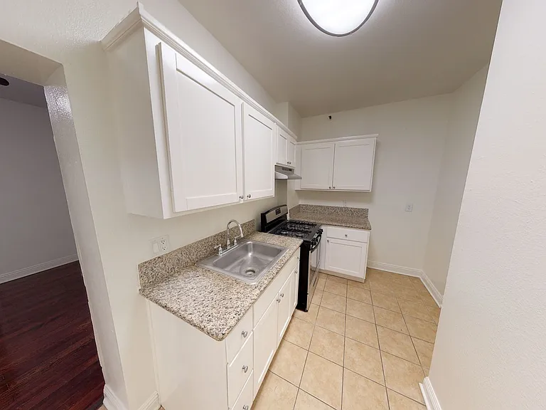 The Elmwood Apartments — Photo 8