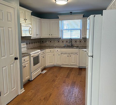 In addition to all the cabinet storage in this kitchen there is a full pantry plus additional storage in the mud room just off the kitchen.
