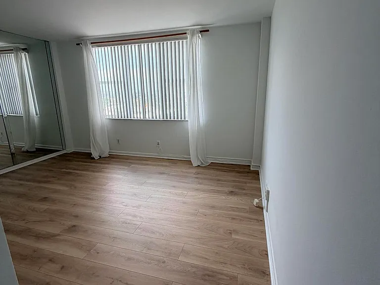 9195 Collins Ave #913 — Photo 6