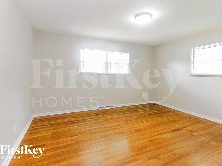 5750 Wallingwood Dr — Photo 10