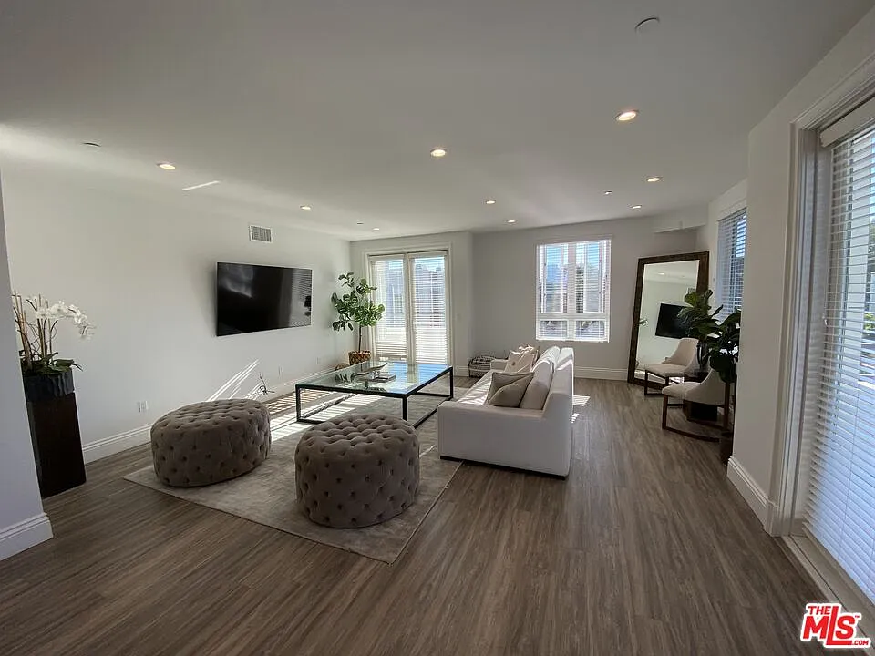 2 bed, 2.5 bath, 1364 sqft, $6,800 — Photo 4