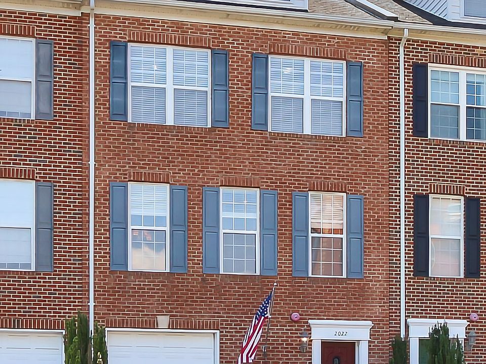 Beautiful and large well maintained townhome.
