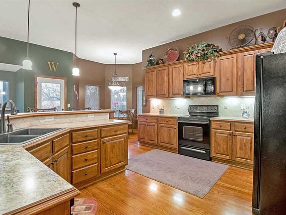 5th image of 121 N Valley Creek Dr