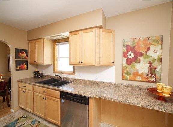 3rd image of 2089 Ivy Ave E