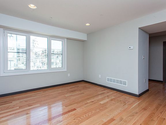 5th image of 2553 Montrose St #B