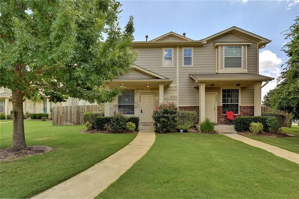 3 bed, 2.5 bath, 1476 sqft, $1,795 — Photo 1