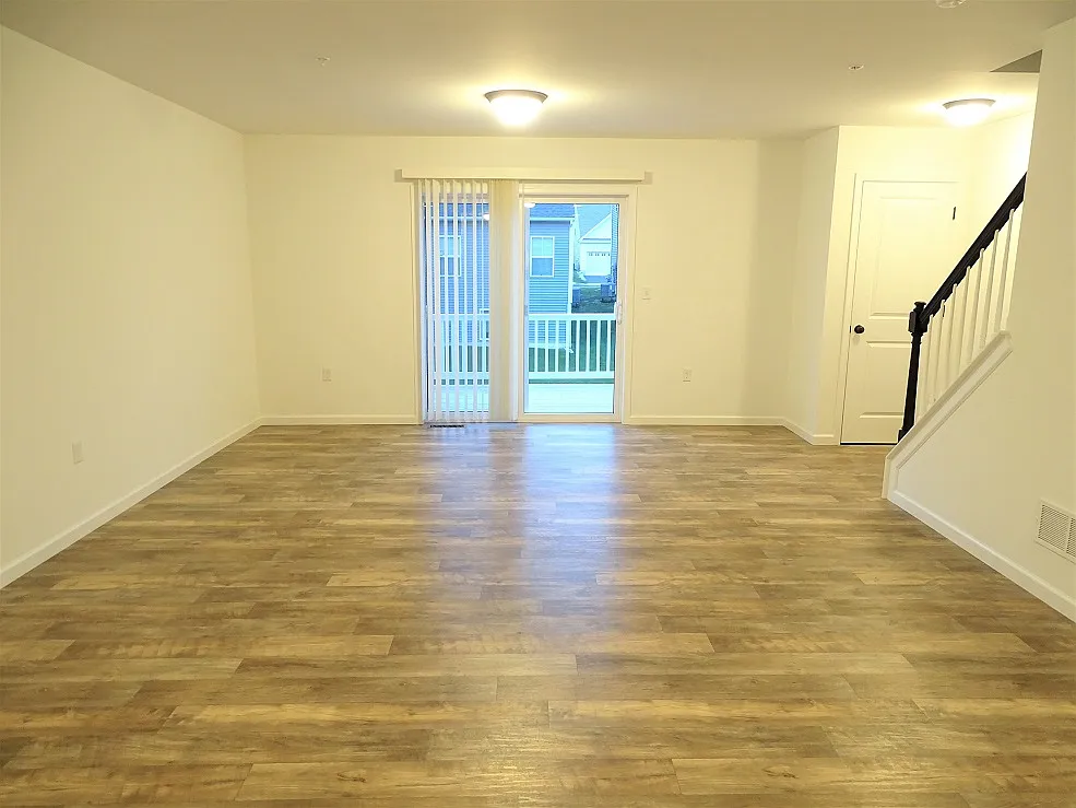 3 bed, 2.5 bath, 1492 sqft, $1,995 — Photo 2