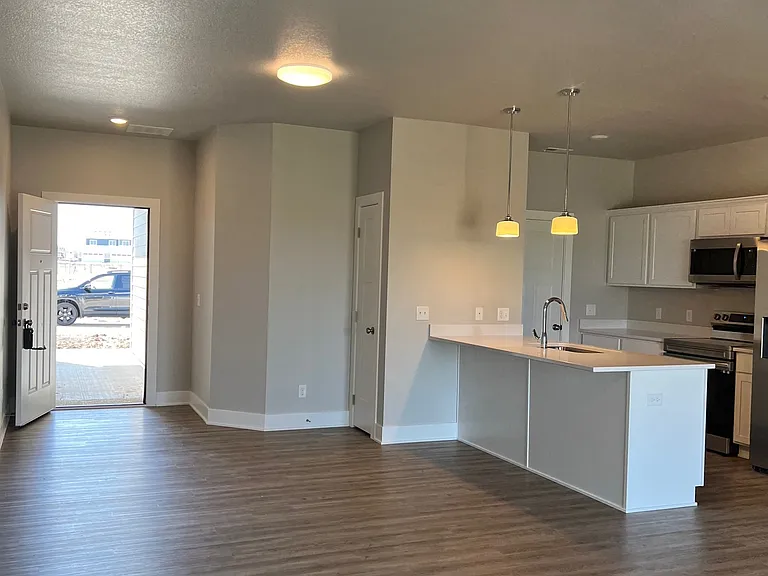 233 NW Greenway Pl — Photo 18
