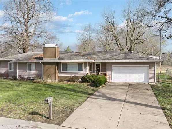 139 Woodland Rd, Lansing, KS 66043