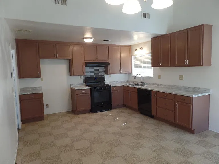 626 W Coso Ave — Photo 4
