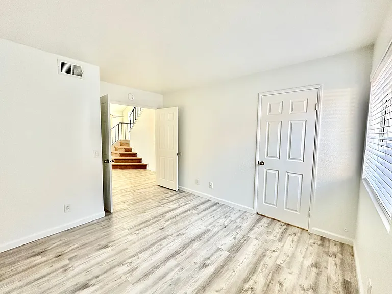 266 Royal Glen Dr — Photo 26