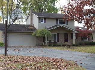 11860 Crooked Ln, South Lyon, MI